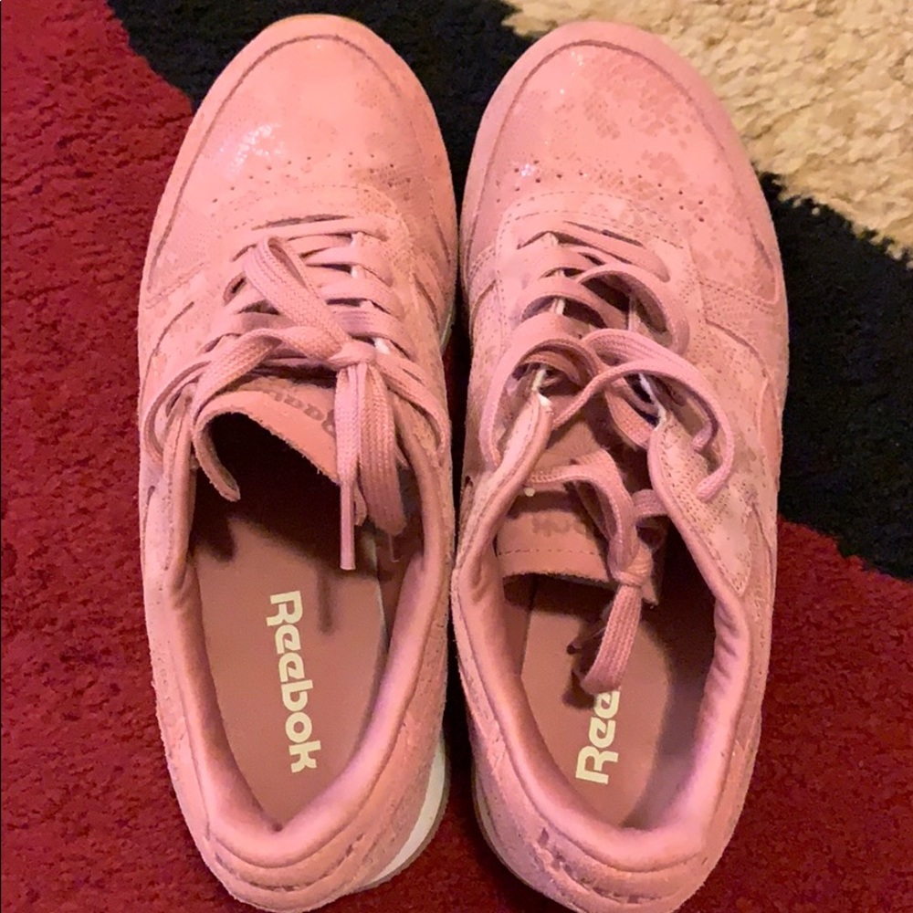 Like new Reebok classics leather clean exotic 7.5